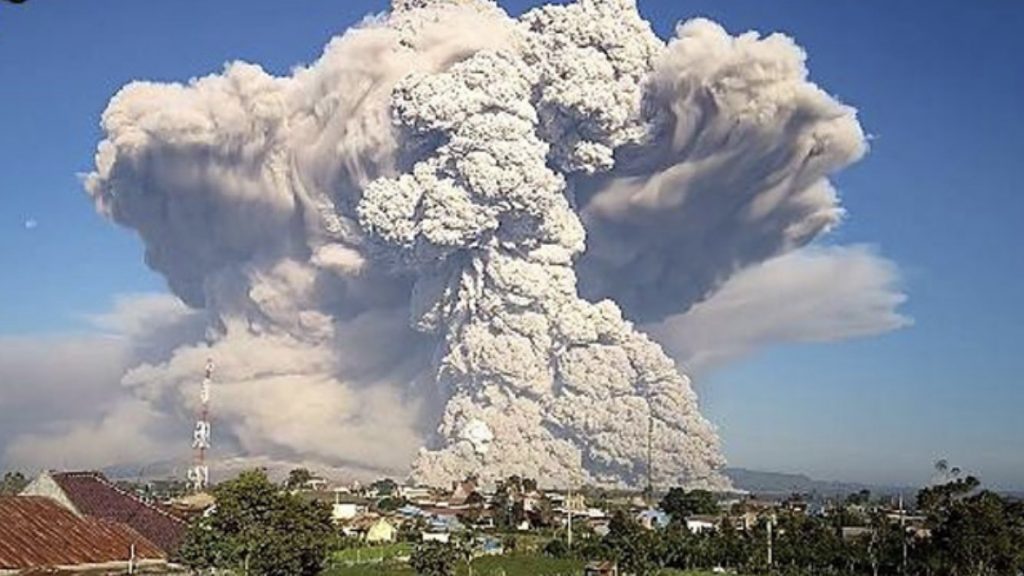 Grande erupção vulcânica coloca Indonésia em alerta
