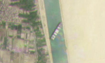 Imagens de satélite registram bloqueio de Suez por navio encalhado Canal de Suez é uma das principais rotas de transporte marítimo do planeta