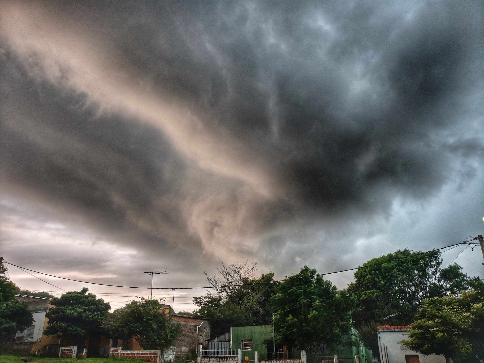 <span class="entry-title-primary">Veja a previsão do tempo para este sábado (20/3)</span> <h2 class="entry-subtitle">Frente fria traz chuva e temporais para parte do Rio Grande do Sul hoje </h2>