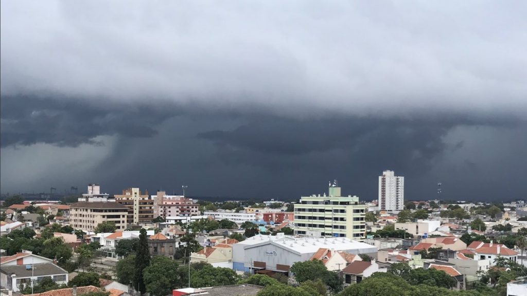 Previsão do tempo para terça é de chuva e localmente forte