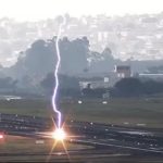 Vídeo – Raio abre buraco na pista do Aeroporto de Guarulhos