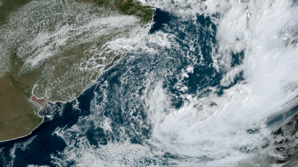 Ciclone na costa vai manter períodos de chuva isolada