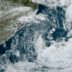 Ciclone na costa vai manter períodos de chuva isolada