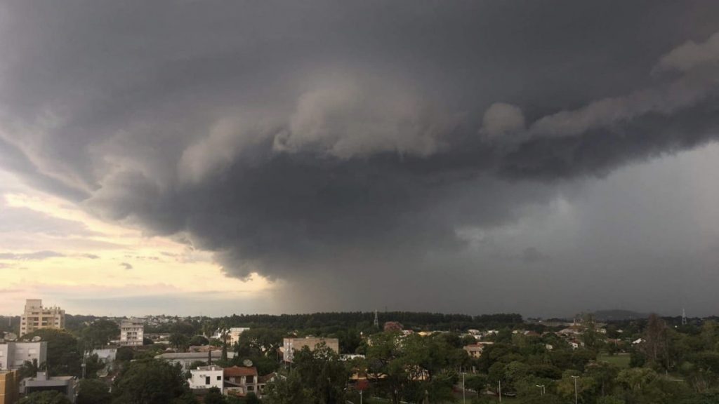Sábado muito instável terá chuva forte e temporais