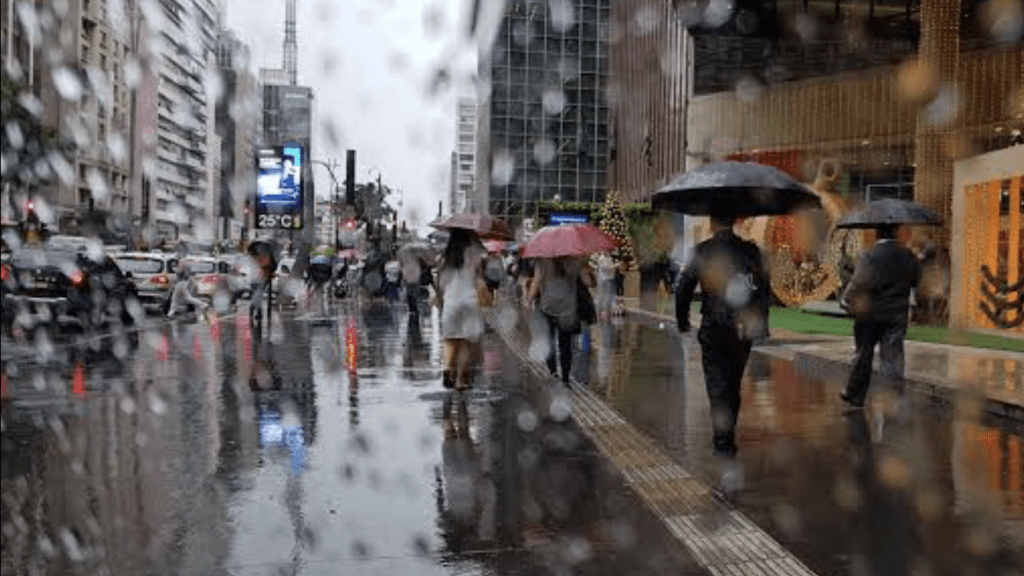 Frente fria chega com chuva ao estado de São Paulo