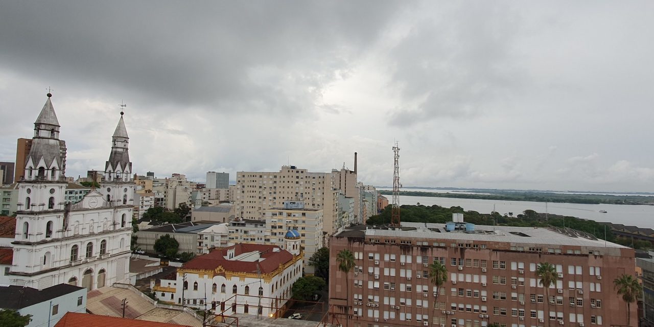 <span class="entry-title-primary">Porto Alegre tem chuva que pode ser forte</span> <h2 class="entry-subtitle">Baixa pressão na costa pode induzir chuva na área da Capital </h2>