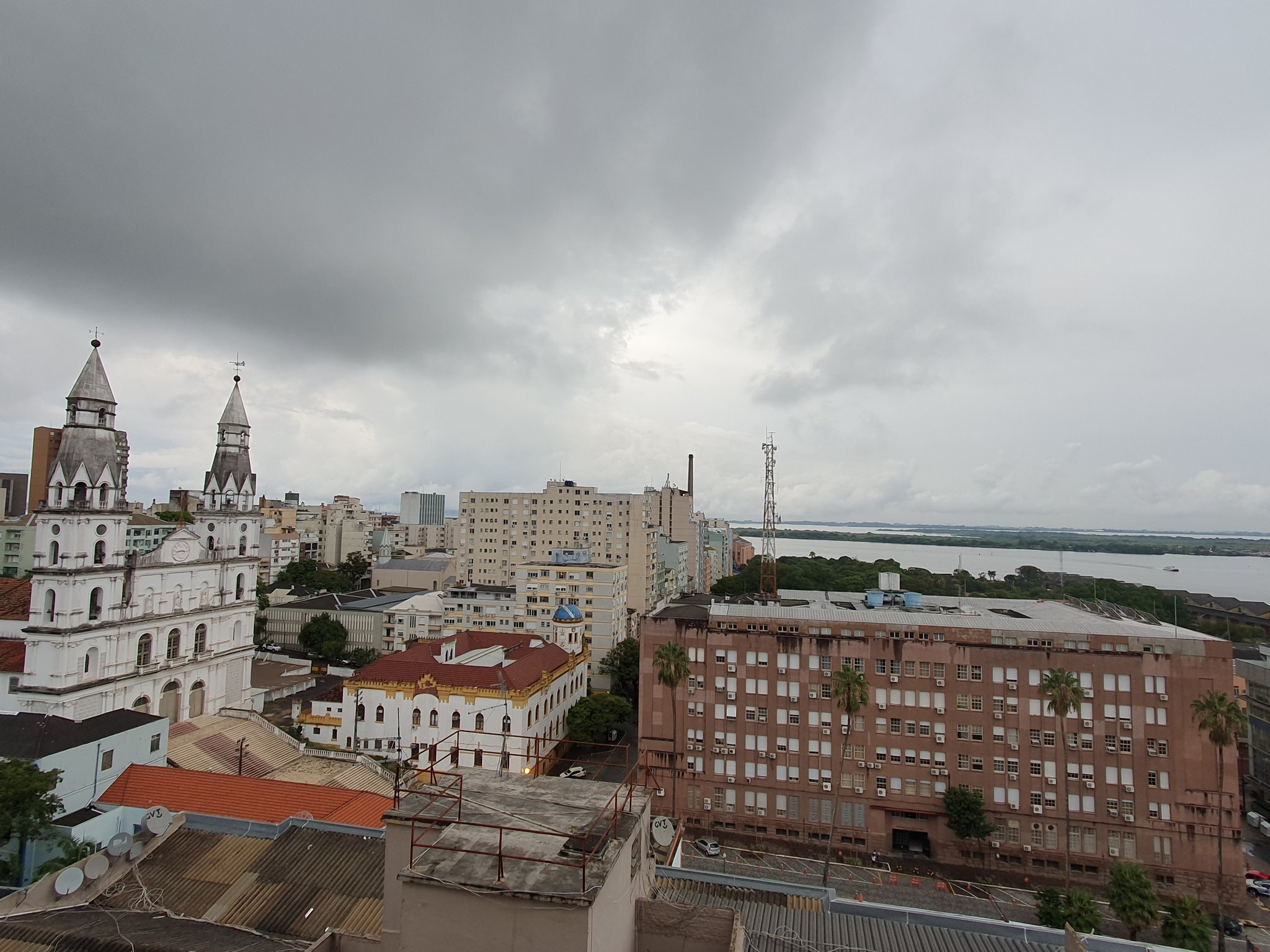 <span class="entry-title-primary">Porto Alegre tem chuva que pode ser forte</span> <h2 class="entry-subtitle">Baixa pressão na costa pode induzir chuva na área da Capital </h2>
