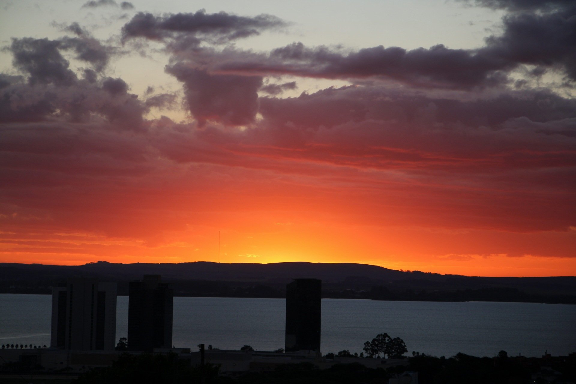 <span class="entry-title-primary">Veja a previsão do tempo para este domingo</span> <h2 class="entry-subtitle">Sol predomina no Rio Grande do Sul e muitas cidades terão dia de céu claro </h2>
