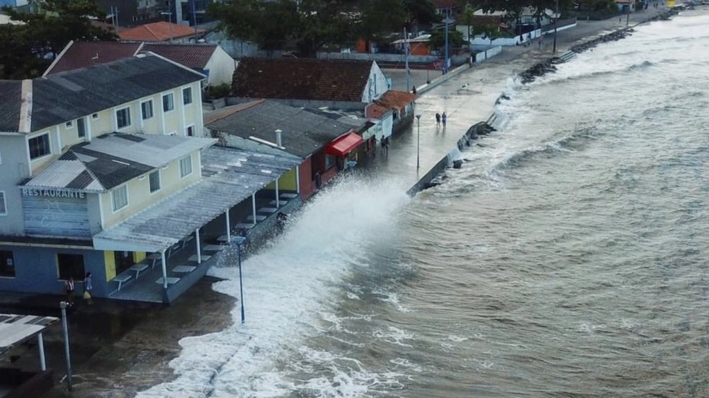 <span class="entry-title-primary">Ciclone traz grandes ondas no litoral do Paraná</span> <h2 class="entry-subtitle">Forte agitação marítima alcançou hoje a orla da praia de Matinhos e circulação ciclônica manterá chuva com sol no Leste do Sul do Brasil </h2>