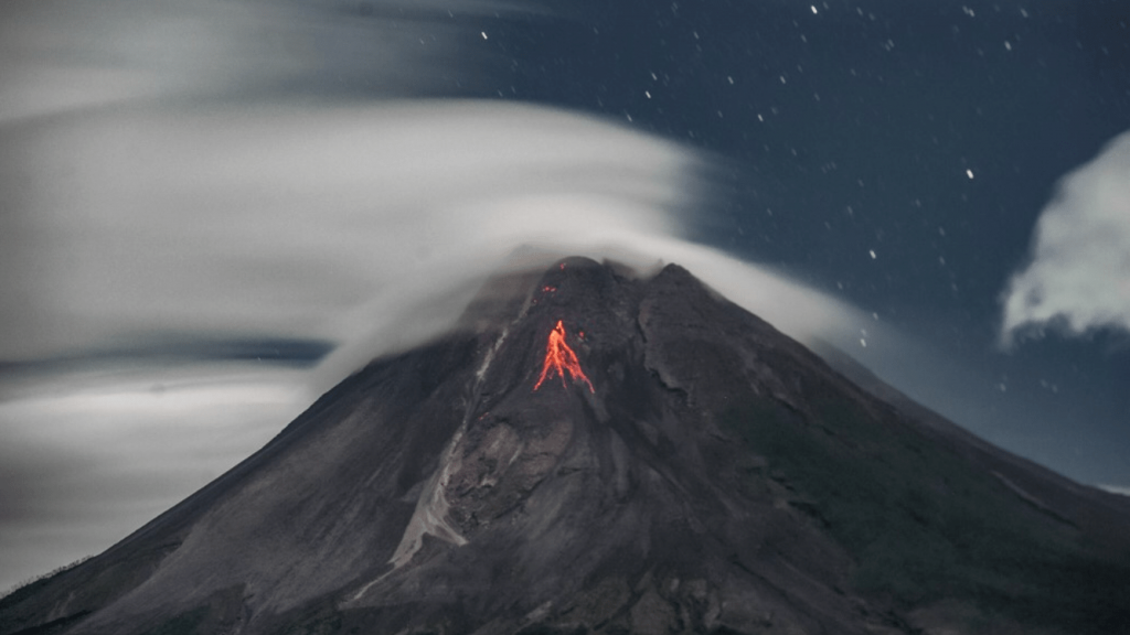 Nuvens lenticulares, vulcão e lava