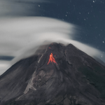 Nuvens lenticulares, vulcão e lava