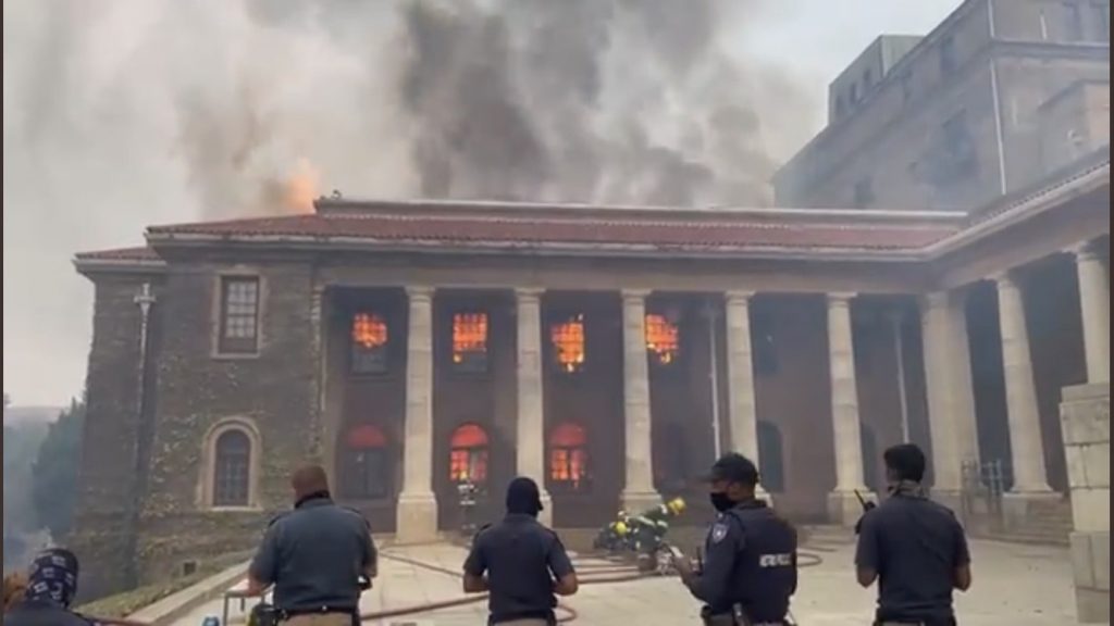 Queimada destrói uma das principais bibliotecas da África