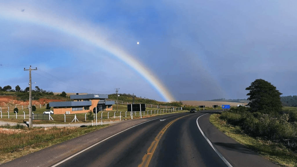 Geada e arco-íris formam rara combinação no Norte gaúcho