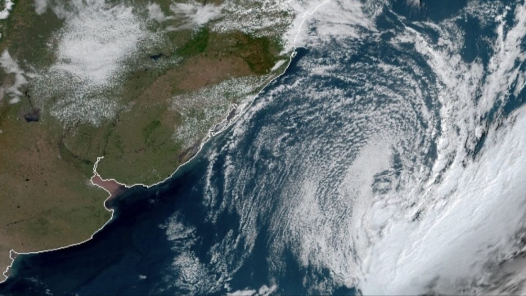 Ciclone traz ar seco e terça começará com frio