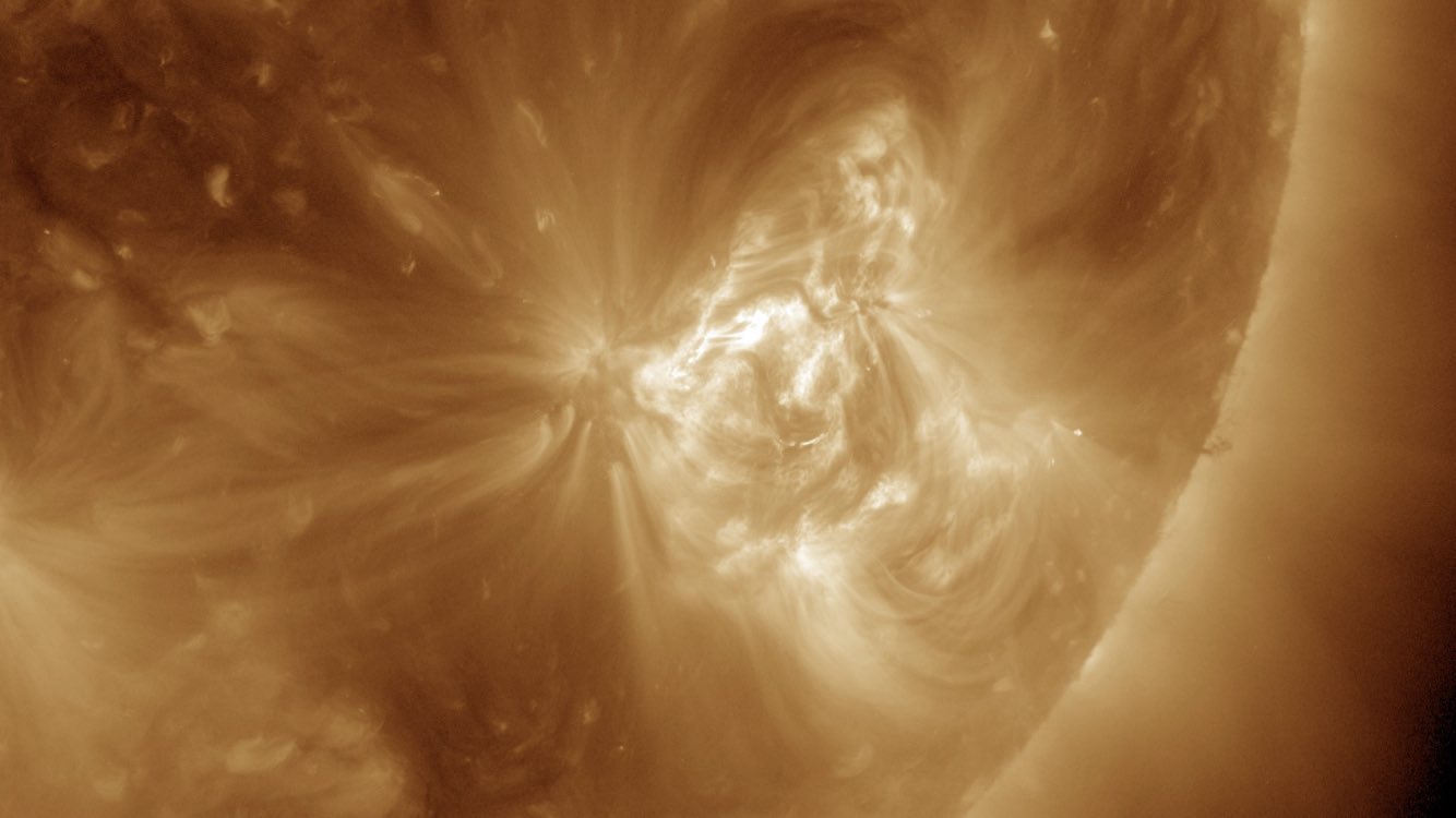 <span class="entry-title-primary">Tempestade solar atinge a Terra na noite deste sábado</span> <h2 class="entry-subtitle">Uma tempestade solar (solar storm) começou a atingir a Terra na noite deste sábado e vai seguir no domingo, afetando áreas de alta latitude. </h2>