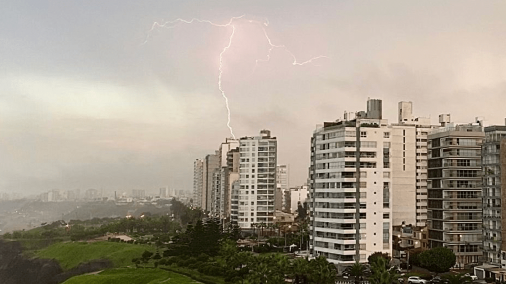 Tempestade de raios em Lima após 60 anos