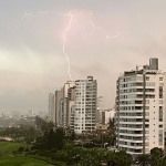 Tempestade de raios em Lima após 60 anos