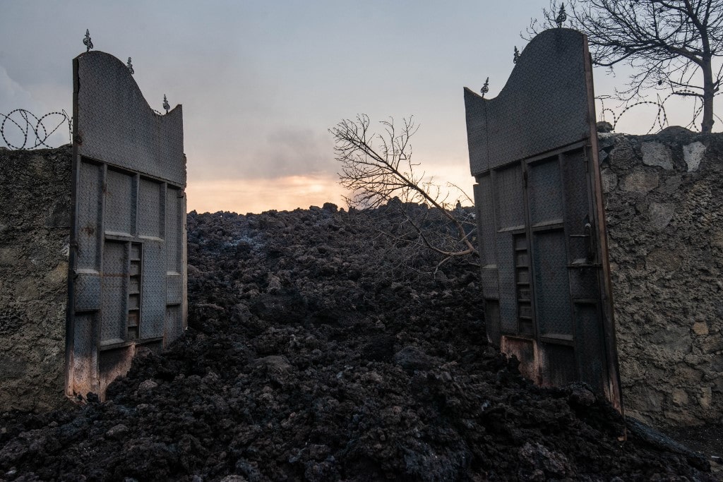 <span class="entry-title-primary">Rios de lava vulcânica invadem cidade na África; veja as imagens</span> <h2 class="entry-subtitle">Vulcao entrou em erupção no fim de semana no Congo e causou destruição </h2>