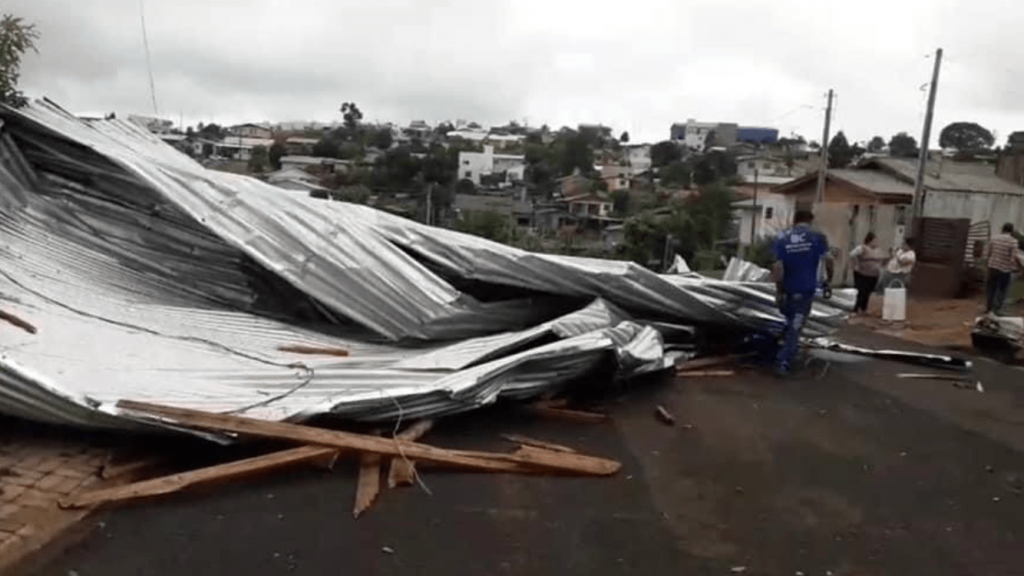 Temporais causam estragos em Santa Catarina e no Paraná
