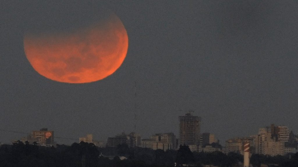 Eclipse parcial com Superlua é visto no Sul do Brasil
