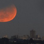 Eclipse parcial com Superlua é visto no Sul do Brasil