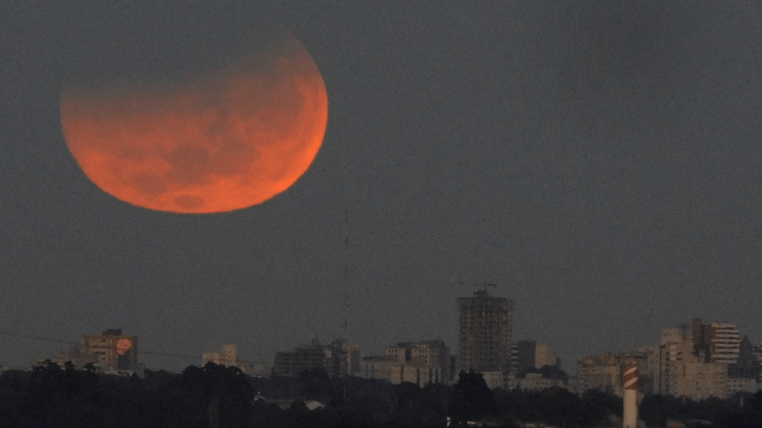 Eclipse Parcial Com Superlua é Visto No Sul Do Brasil