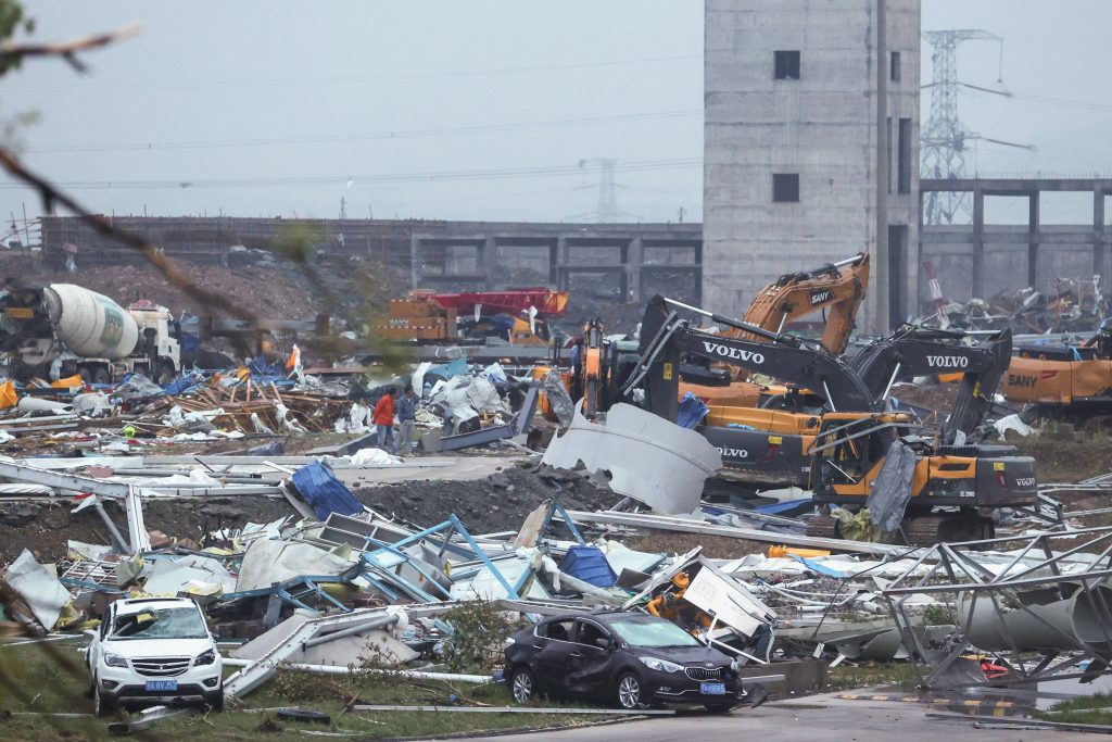 Tornado provoca destruição em Wuhan