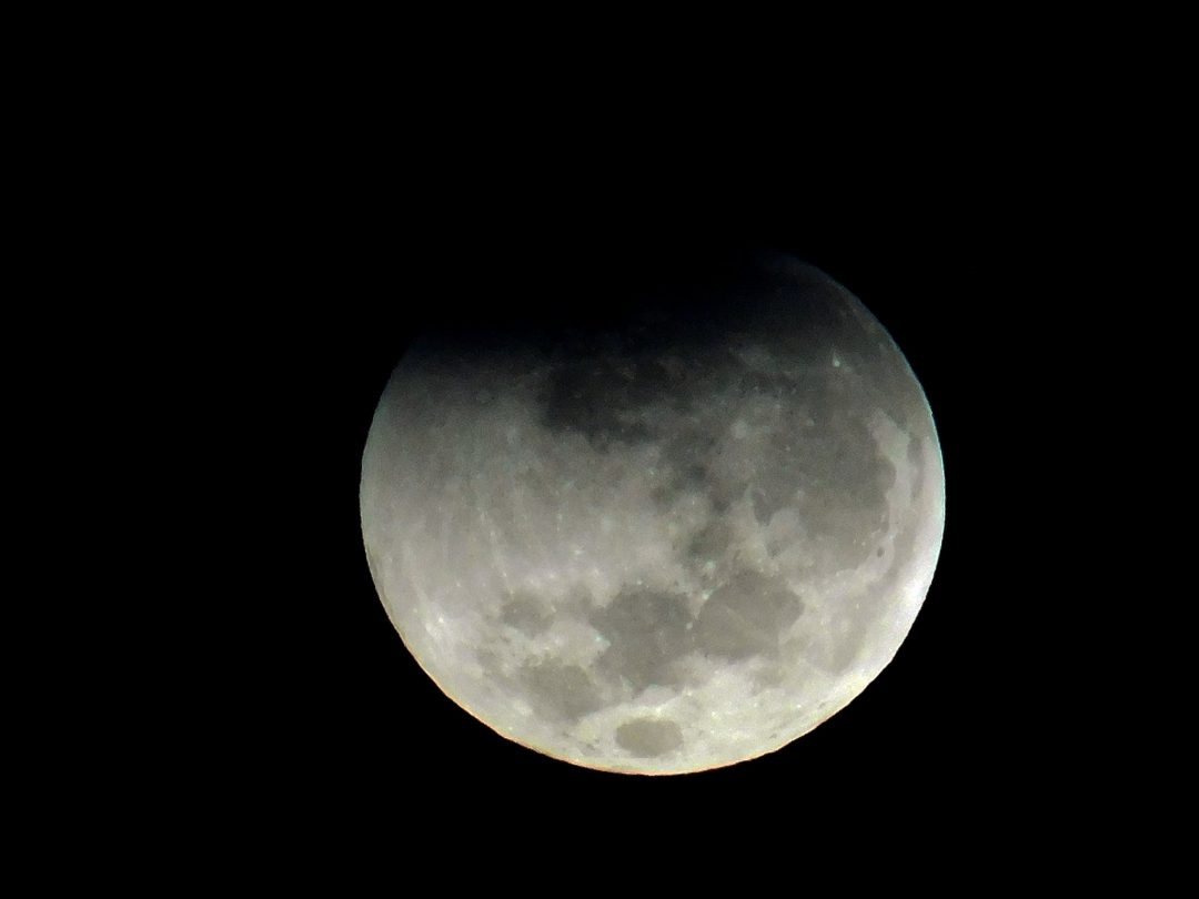 Eclipse Parcial Com Superlua é Visto No Sul Do Brasil