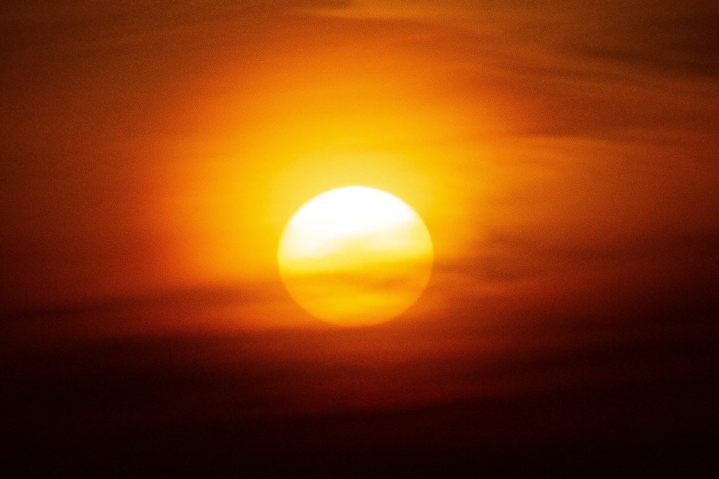 Frente quente trará temporais e forte calor fora de época