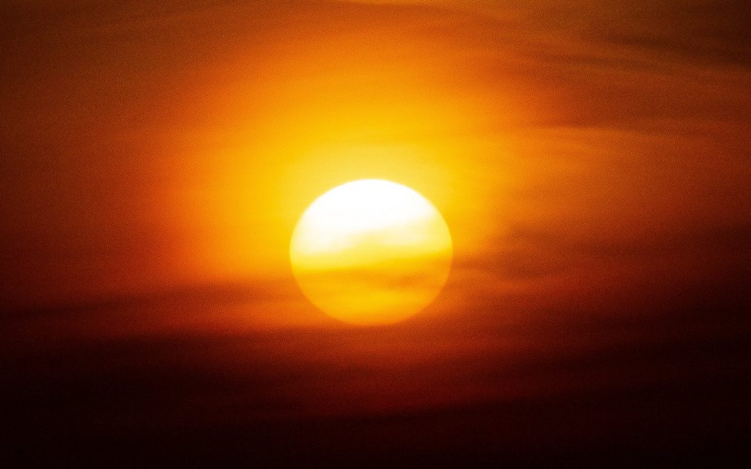 Frente quente trará temporais e forte calor fora de época Sábado será muito quente em parte do Sul do Brasil e já terá risco de temporais em algumas regiões do Rio Grande do Sul