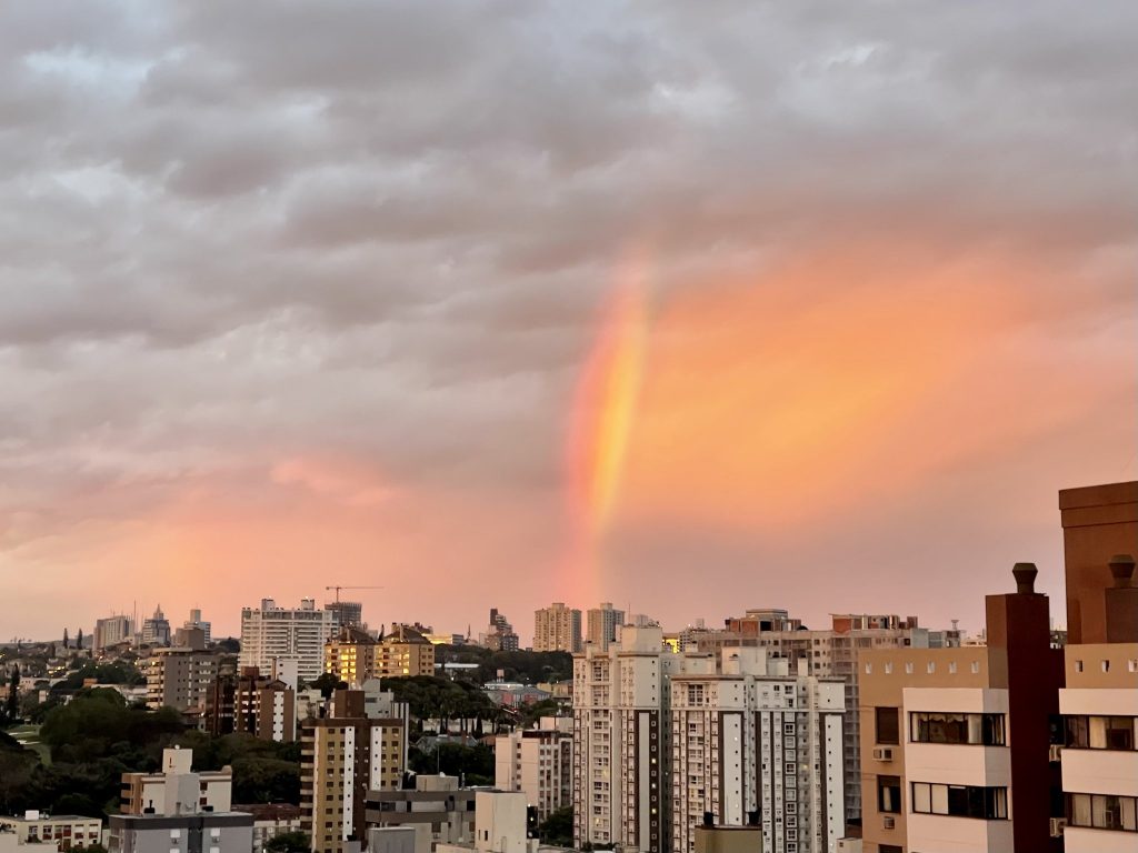 Arco-íris encanta no amanhecer de Porto Alegre