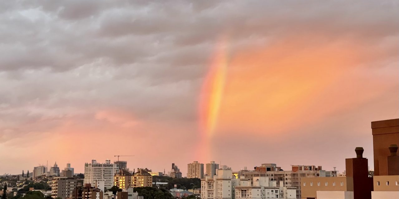 <span class="entry-title-primary">Arco-íris encanta no amanhecer de Porto Alegre</span> <h2 class="entry-subtitle">Raios solares do amanhecer e instabilidade permitiram o fenômeno óptico no amanhecer desta terça-feira na capital gaúcha </h2>