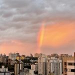 Arco-íris encanta no amanhecer de Porto Alegre