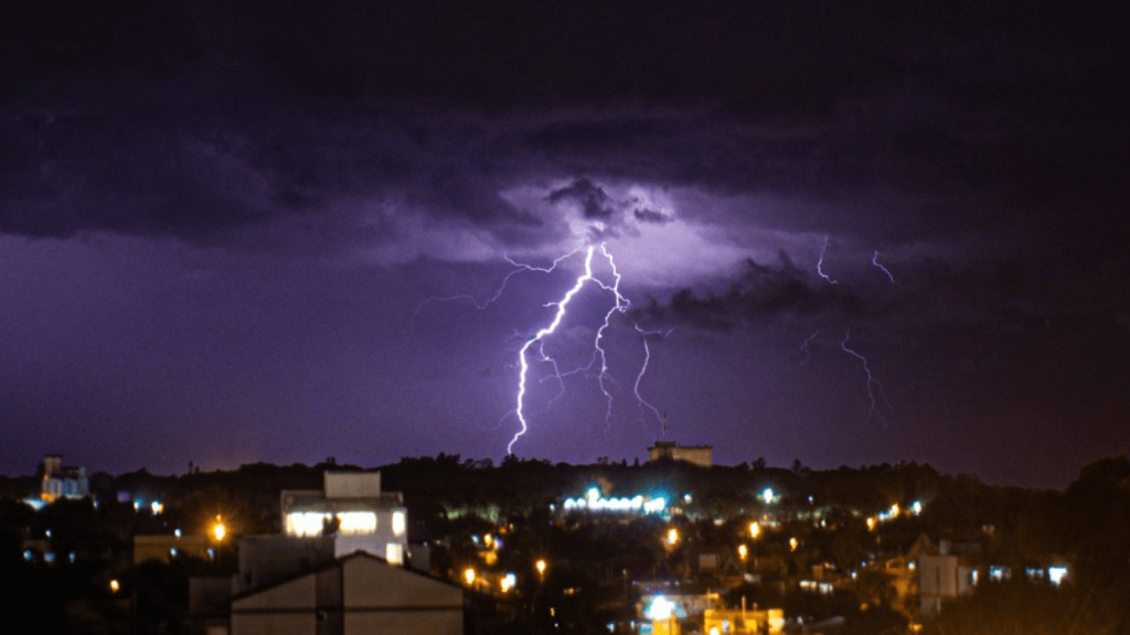 Temporais provocam transtornos e danos