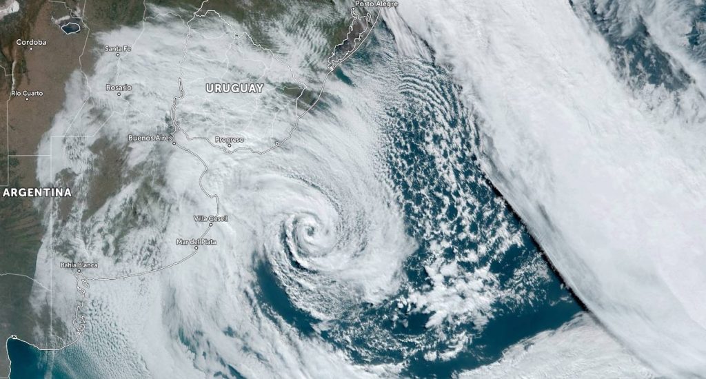 Ciclone intenso traz vento forte gelado e aumenta o frio
