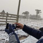 Neve cai pelo terceiro dia e acumula em Santa Catarina