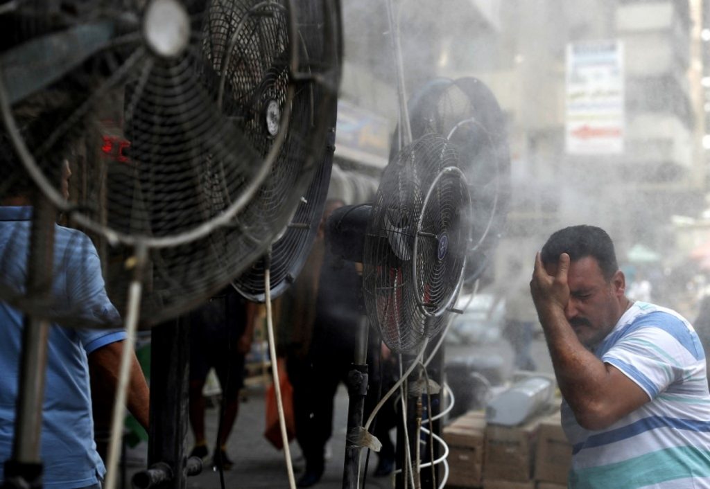 Criança na geladeira para enfrentar calor de 50°C