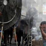 Criança na geladeira para enfrentar calor de 50°C