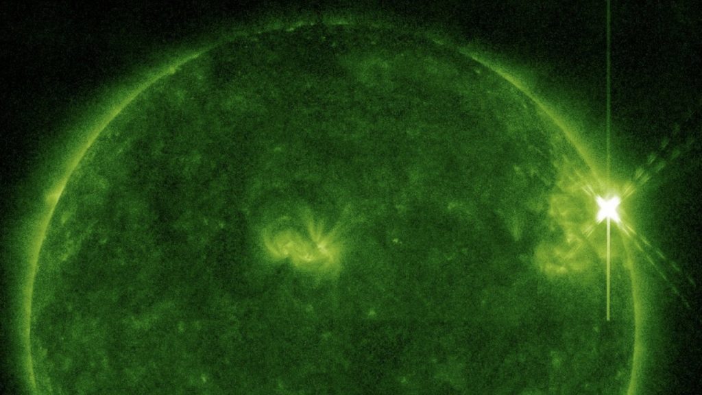 Sol registra a maior explosão em quatro anos e muda o campo magnético da Terra