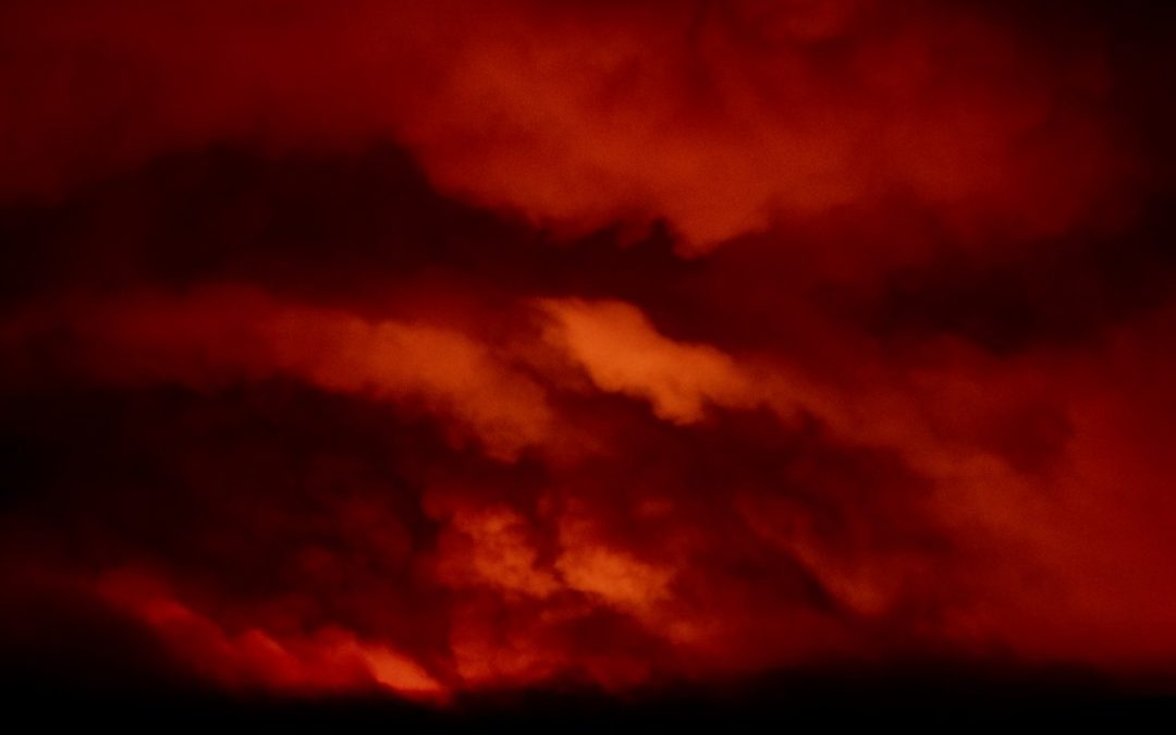 Tempestades de fogo atingem a Costa Oeste americana Enormes incêndios favorecidos por seca excepcional e calor extremo geram tempo severo próprio na Califórnia e Oregon