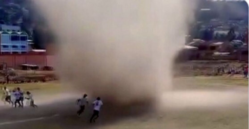 Redemoinho “engole” jogo de futebol na Bolívia