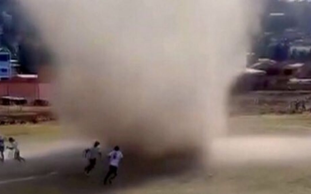 Redemoinho “engole” jogo de futebol na Bolívia Fenômeno ocorre com tempo aberto sob ar muito seco e quente