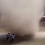 Redemoinho “engole” jogo de futebol na Bolívia