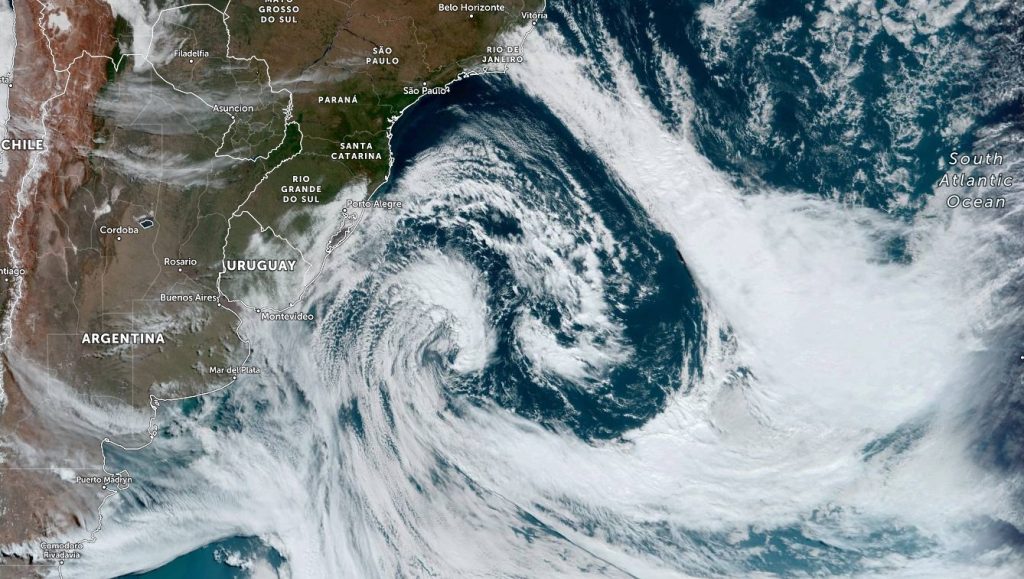 Vento Minuano cede com afastamento de enorme ciclone