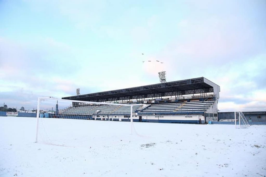 A neve voltou a cruzar o caminho do futebol gaúcho