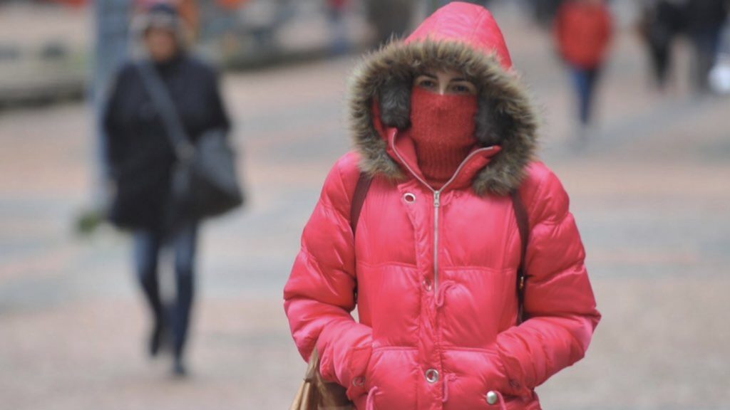 Clima de inverno com ciclone, neve, geada ampla e muito frio