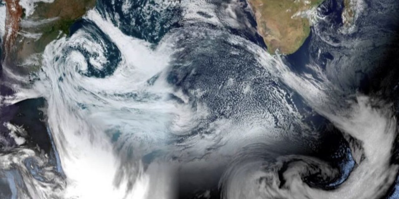 <span class="entry-title-primary">Ciclone na costa brasileira encontra imenso ciclone ao Sul da África</span> <h2 class="entry-subtitle">Nebulosidade do enorme ciclone na costa do Brasil encontra a frente fria de um imenso ciclone muito ao Sul da África</h2>