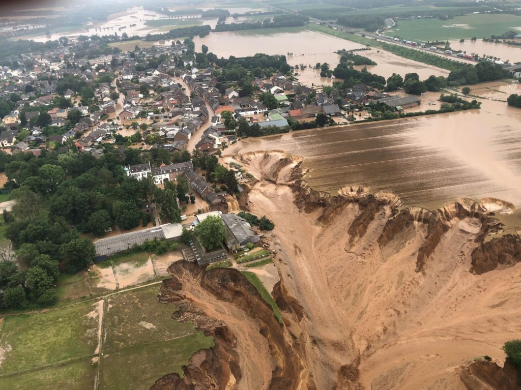 Enorme deslizamento de terra atinge a cidade alemã de Erftstadt