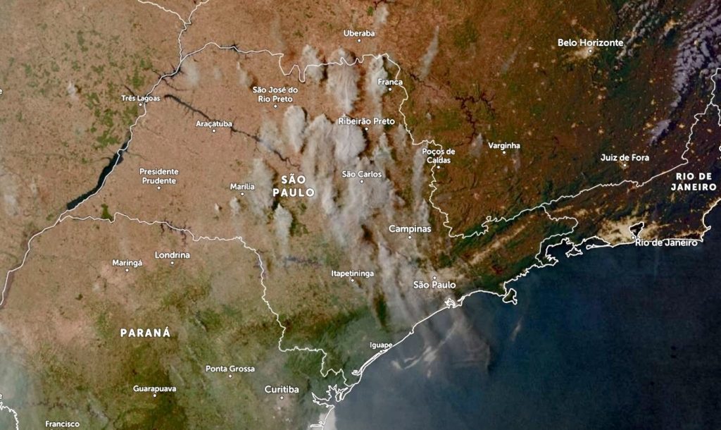 São Paulo tem precipitação de fuligem por queimadas
