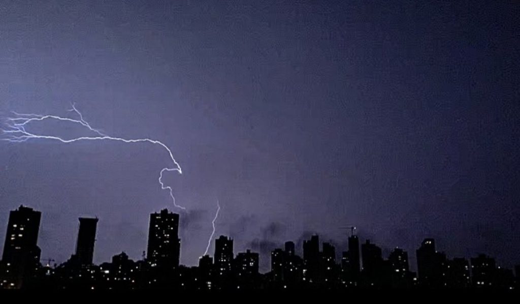 Calorão, raios e risco de granizo